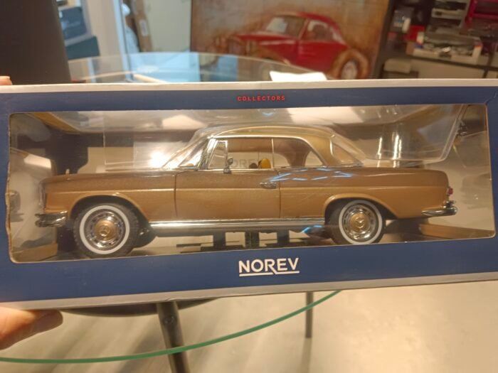 Mercedes Benz 250 SE Coupe 1:18