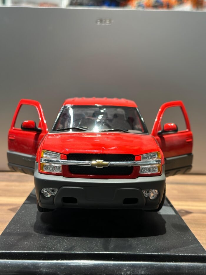 2001 Chevrolet Avalanche 1:18 - Image 2