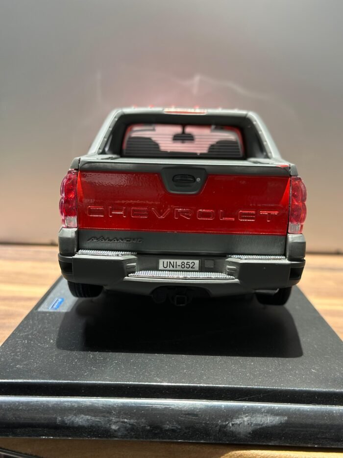 2001 Chevrolet Avalanche 1:18 - Image 7