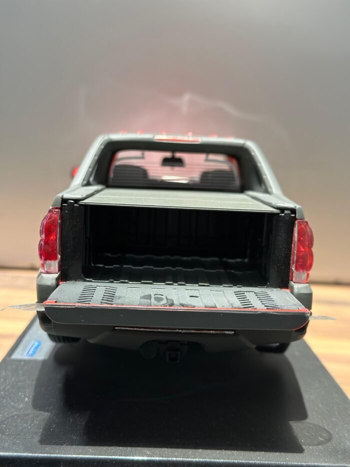 2001 Chevrolet Avalanche 1:18 - Image 6
