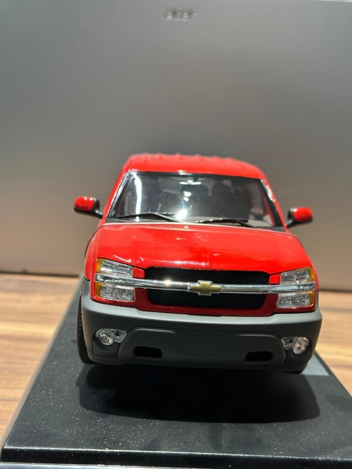 2001 Chevrolet Avalanche 1:18 - Image 5