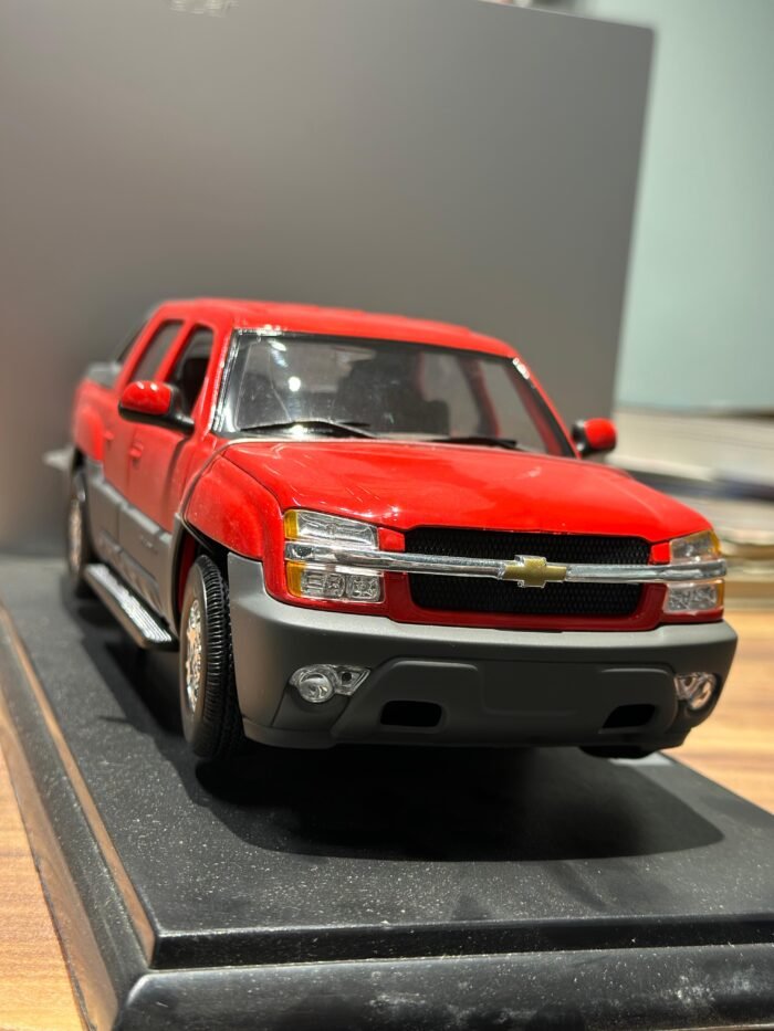 2001 Chevrolet Avalanche 1:18