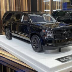 2015 Chevrolet Suburban 1:18