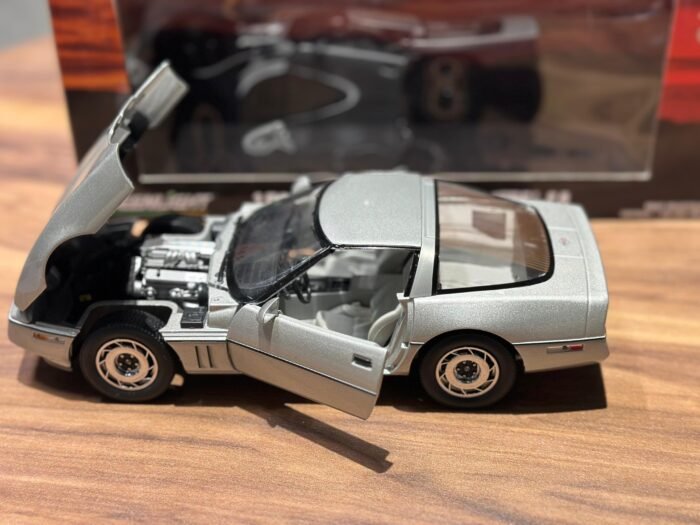 Chevrolet Corvette C4 year 1984 silver metallic 1:18 - Image 7