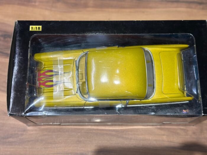 Chevrolet Custom ‘57 Chevy Yellow With Flames 1:18 Hot Wheels - Image 2