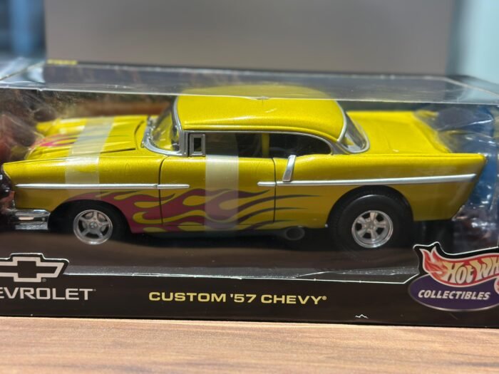 Chevrolet Custom ‘57 Chevy Yellow With Flames 1:18 Hot Wheels - Image 3