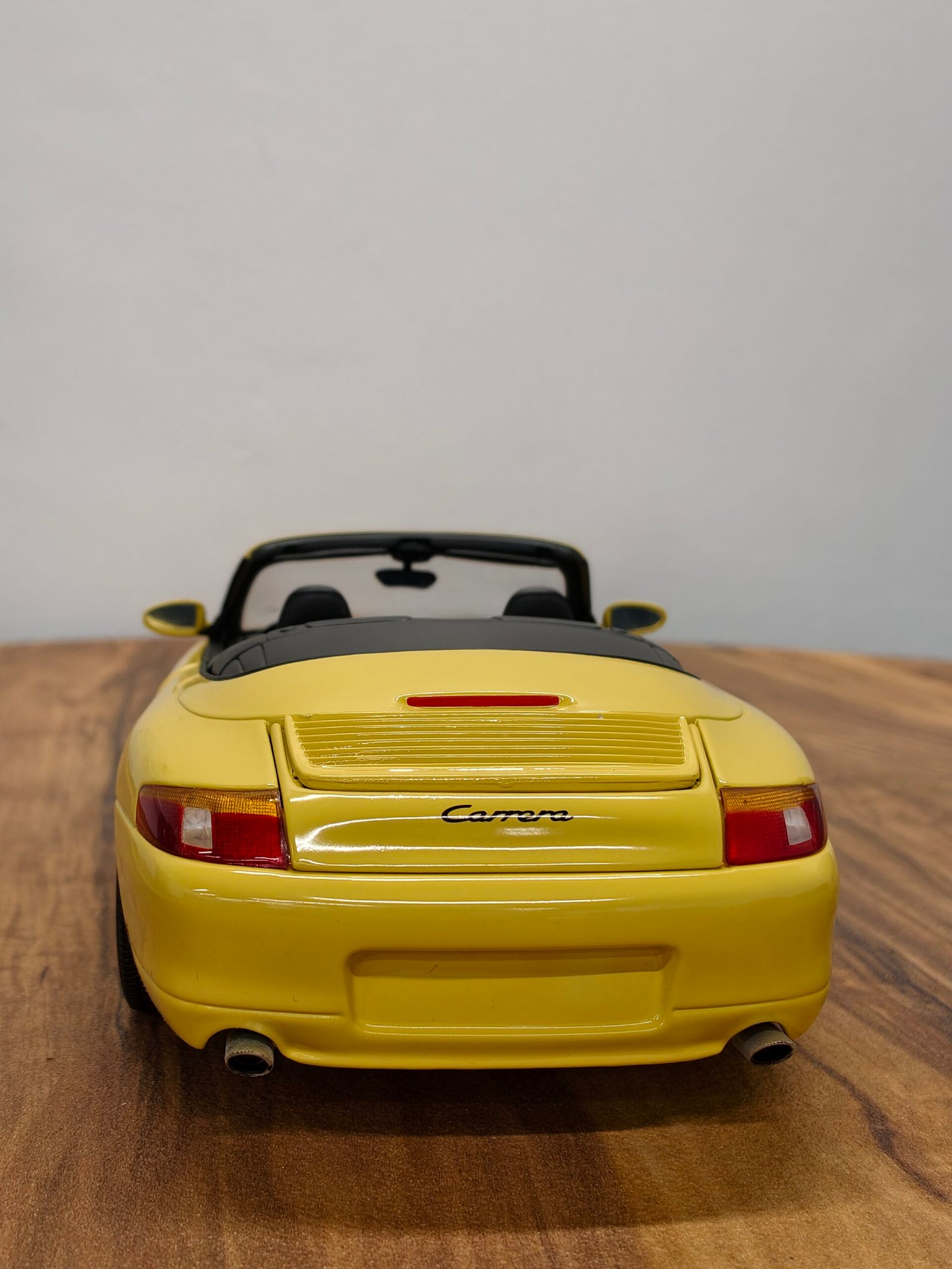 Porsche 911 Cabrio 1:18 Yellow - Image 3