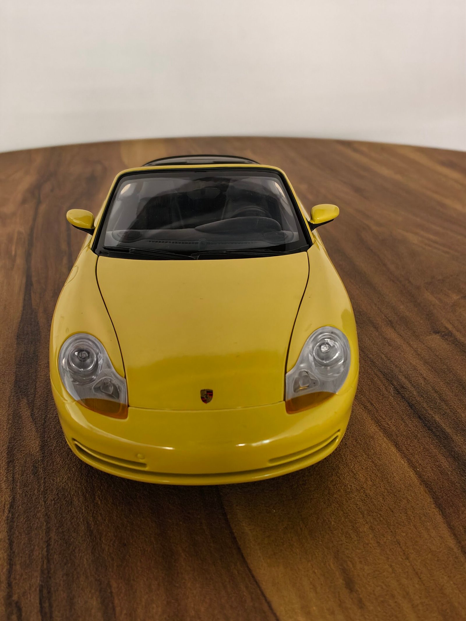 Porsche 911 Cabrio 1:18 Yellow - Image 4