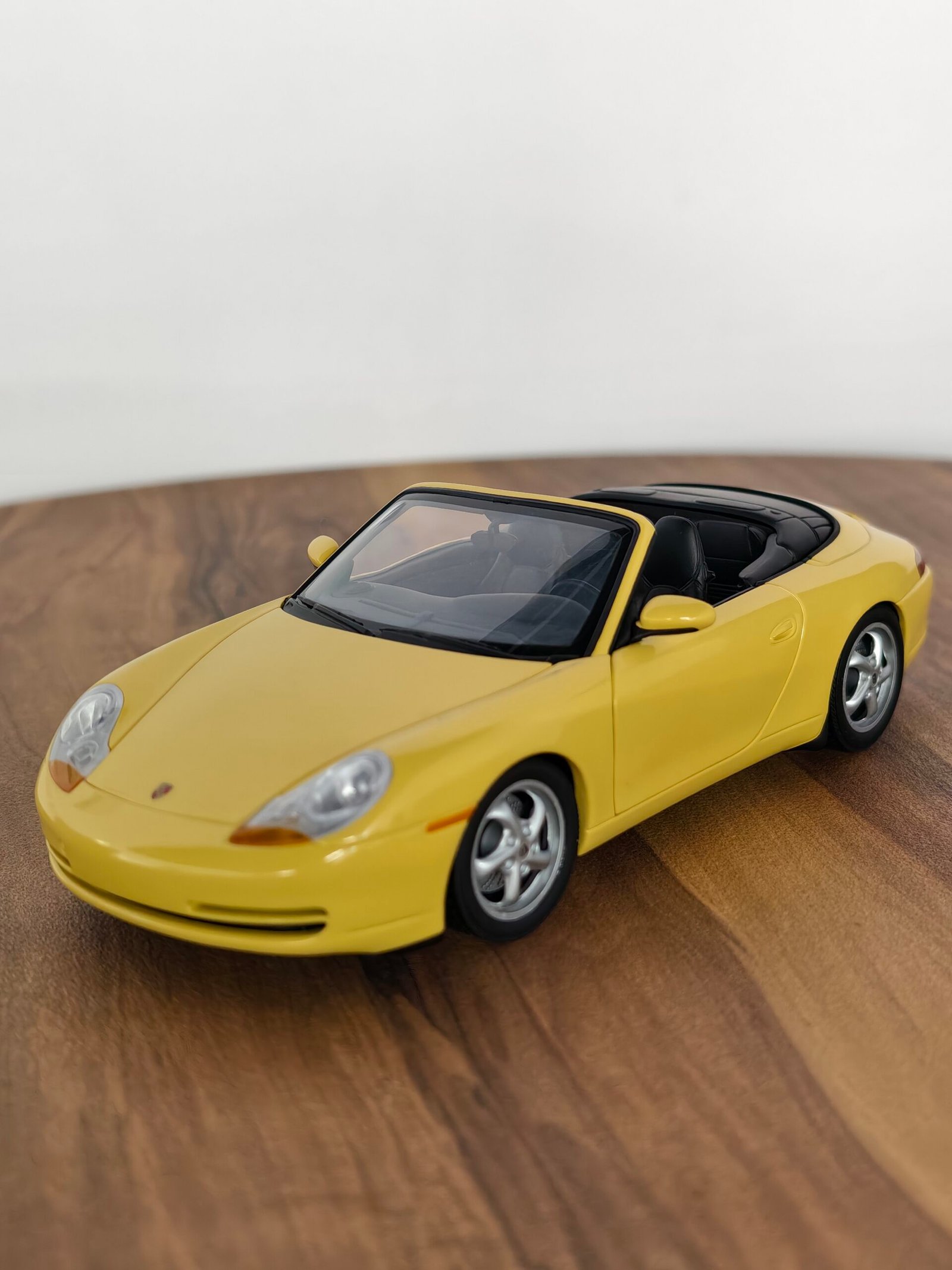 Porsche 911 Cabrio 1:18 Yellow