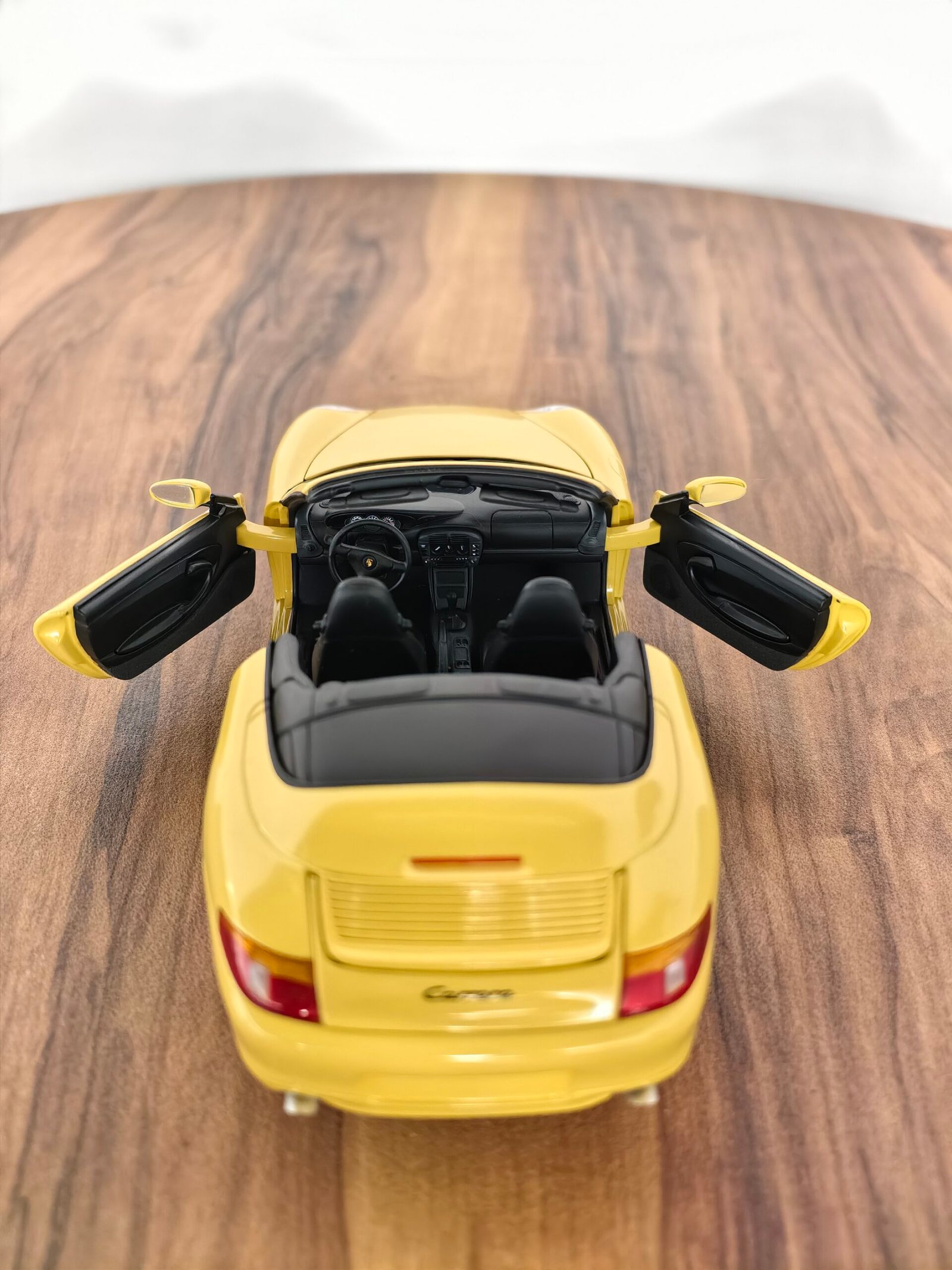 Porsche 911 Cabrio 1:18 Yellow - Image 5