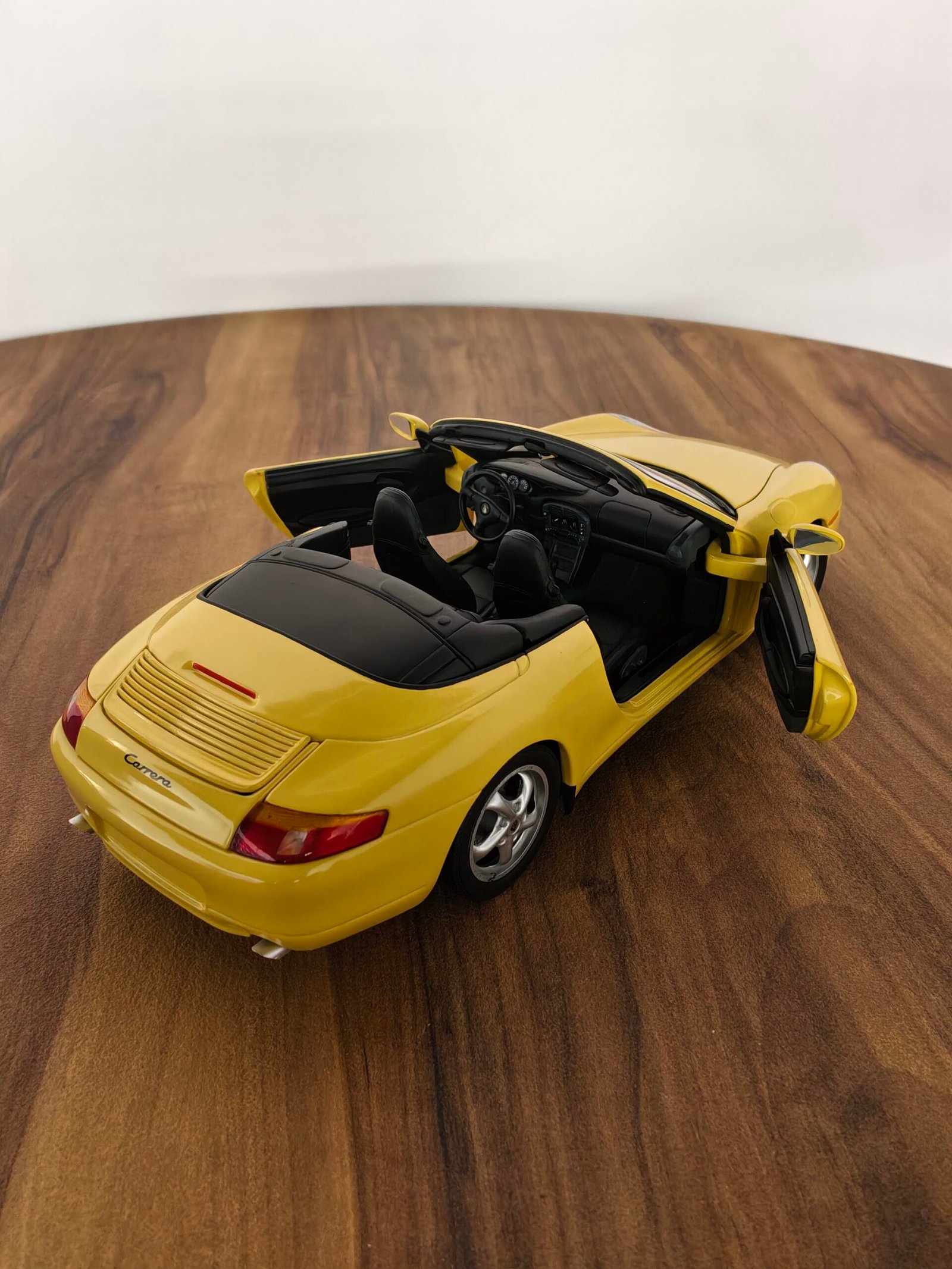 Porsche 911 Cabrio 1:18 Yellow - Image 2