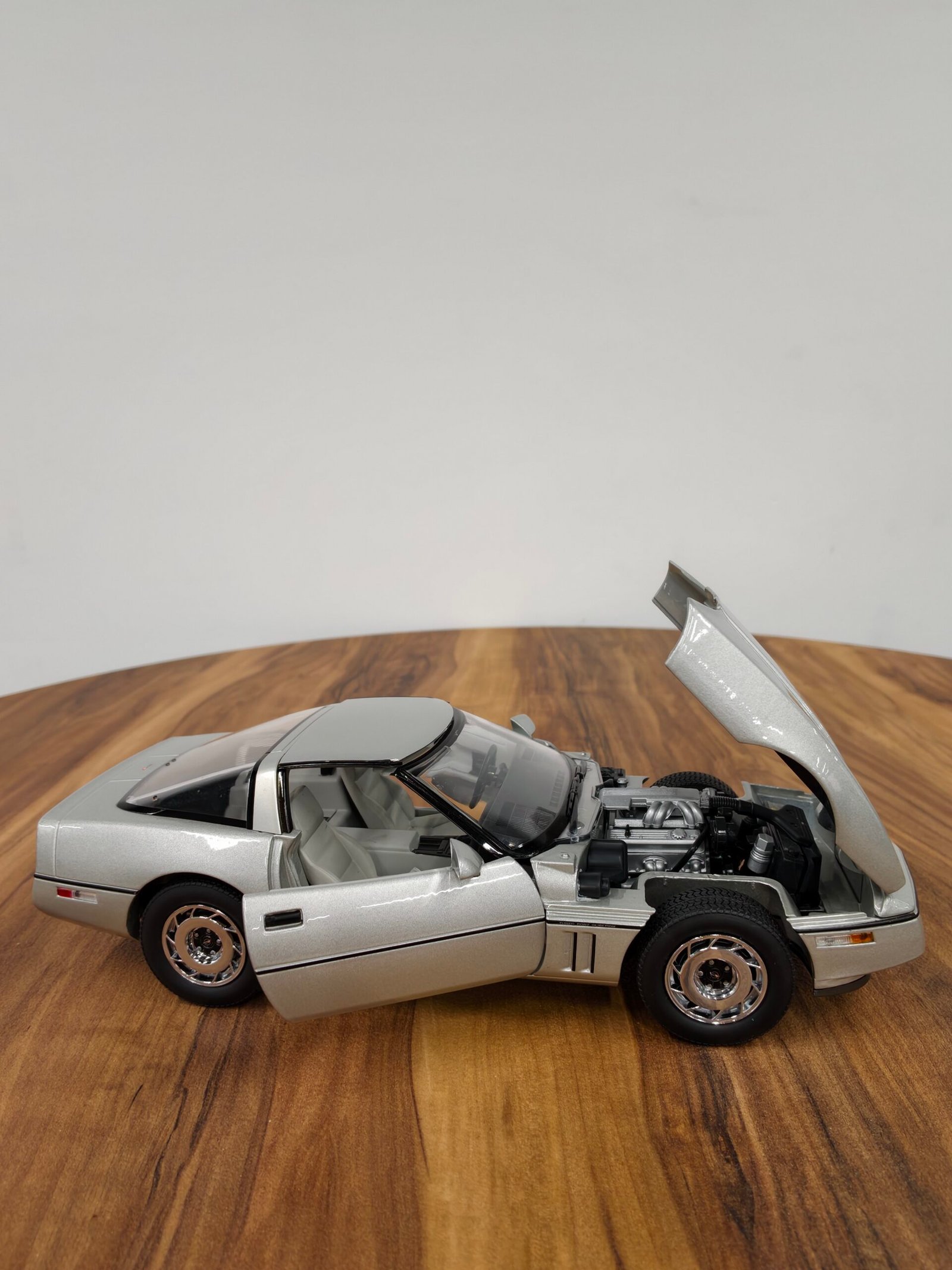 Chevrolet Corvette C4 year 1984 silver metallic 1:18 - Image 6