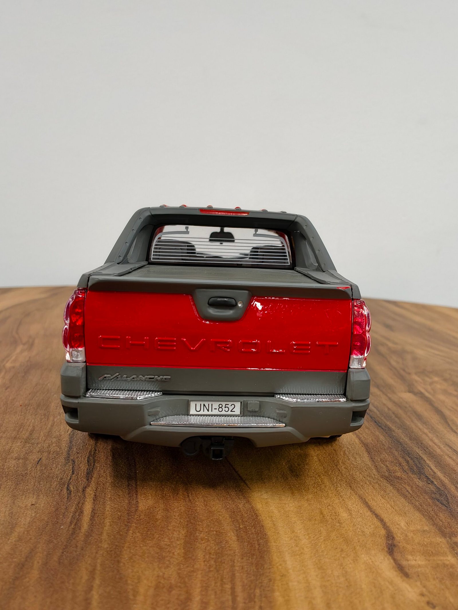2001 Chevrolet Avalanche 1:18 - Image 9