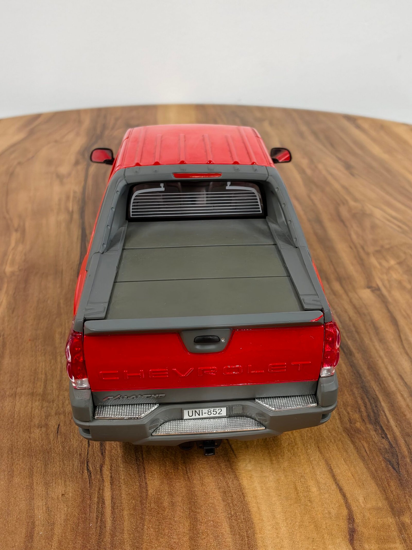 2001 Chevrolet Avalanche 1:18 - Image 8
