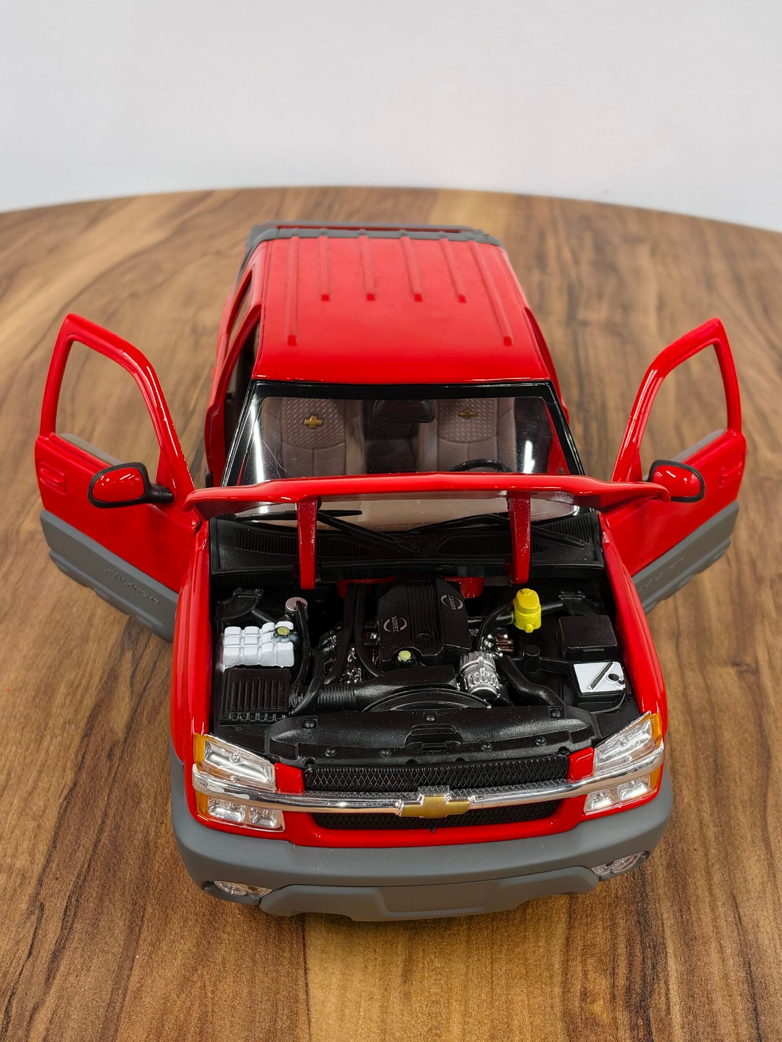 2001 Chevrolet Avalanche 1:18 - Image 2