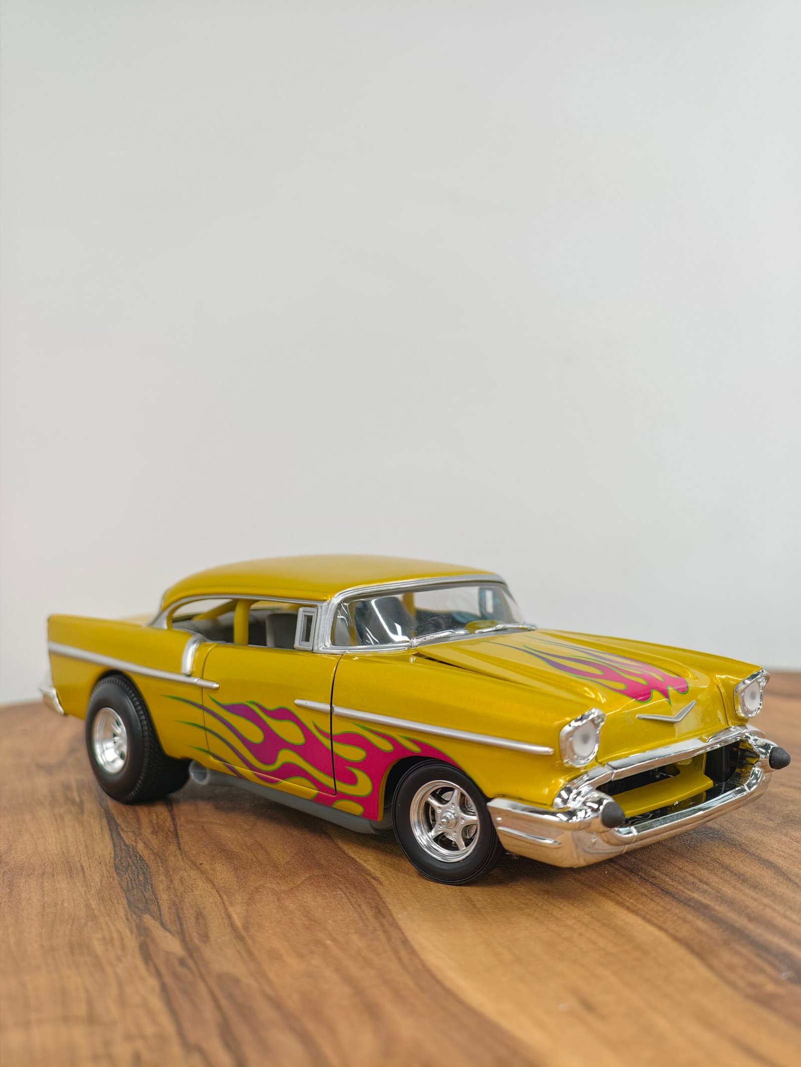 Chevrolet Custom â57 Chevy Yellow With Flames 1:18 Hot Wheels - Image 2