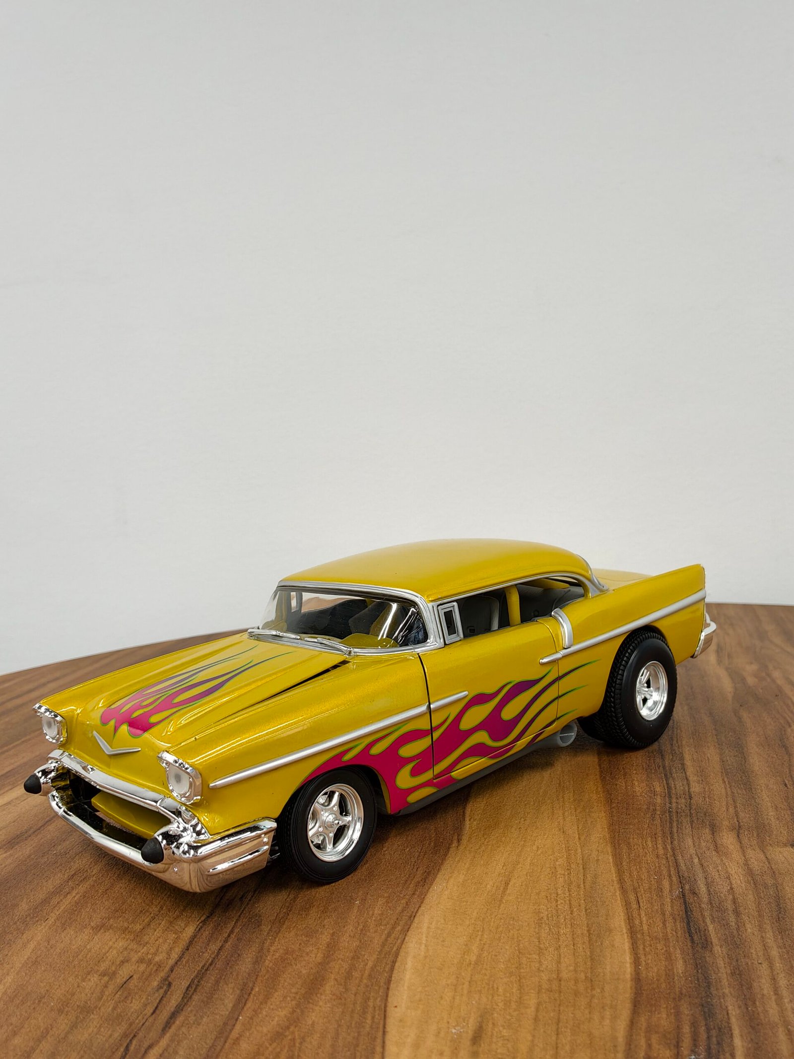 Chevrolet Custom â57 Chevy Yellow With Flames 1:18 Hot Wheels