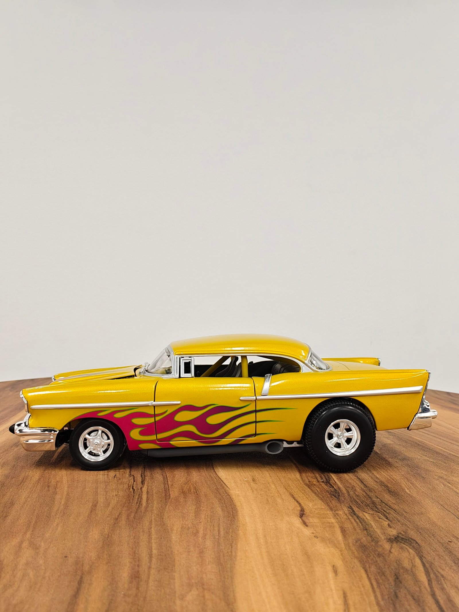 Chevrolet Custom â57 Chevy Yellow With Flames 1:18 Hot Wheels - Image 3