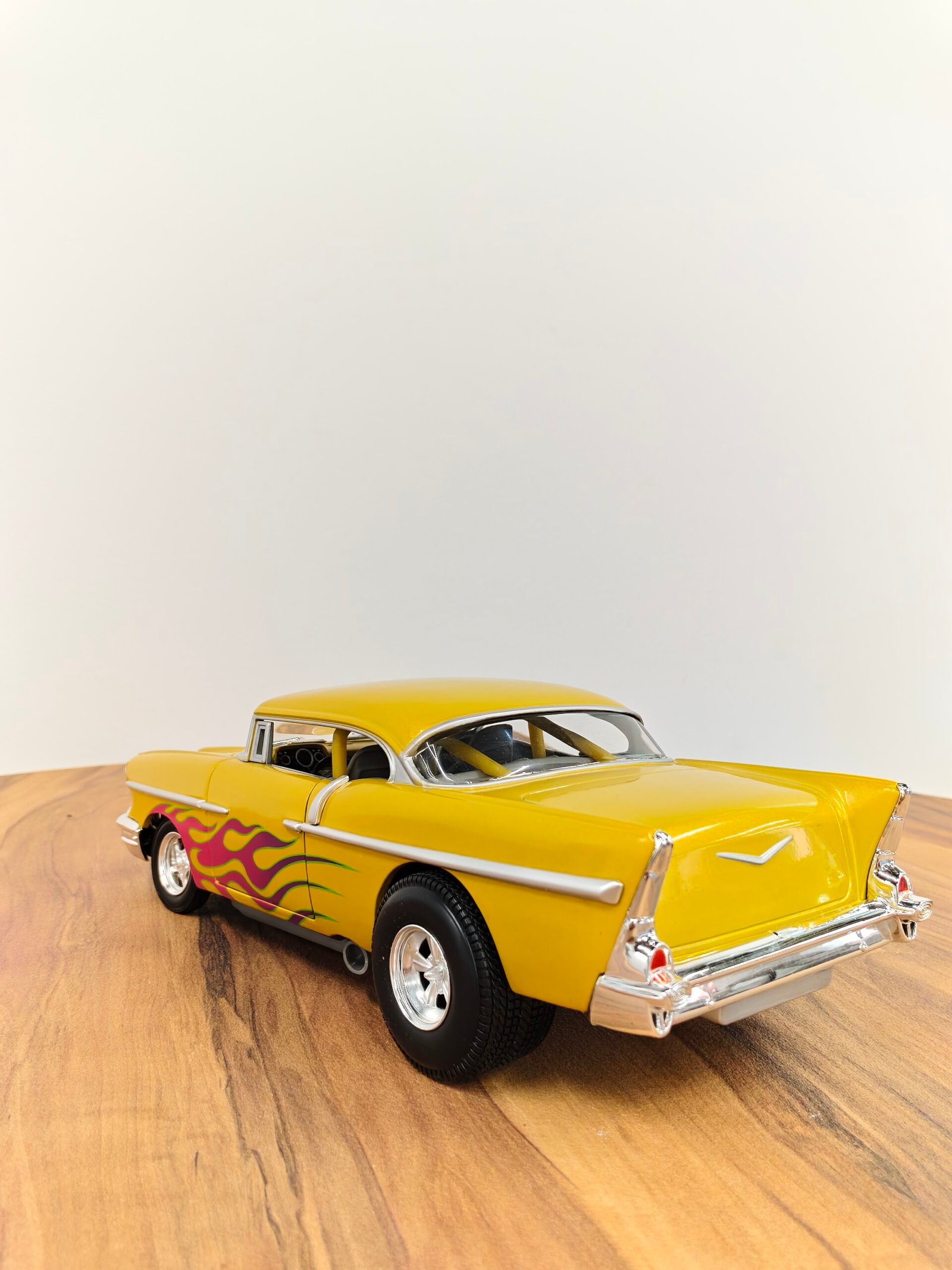 Chevrolet Custom â57 Chevy Yellow With Flames 1:18 Hot Wheels - Image 4