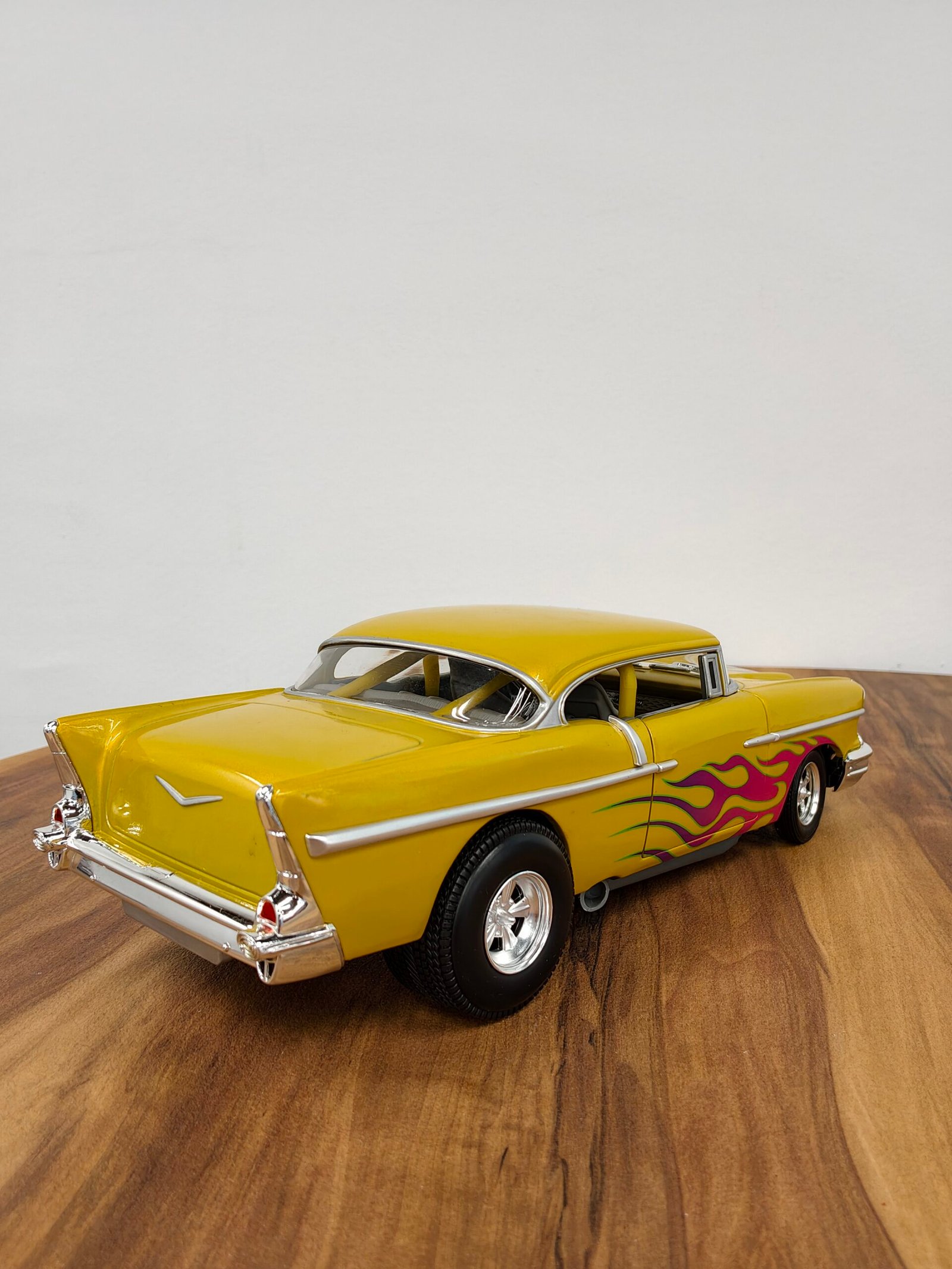 Chevrolet Custom â57 Chevy Yellow With Flames 1:18 Hot Wheels - Image 5