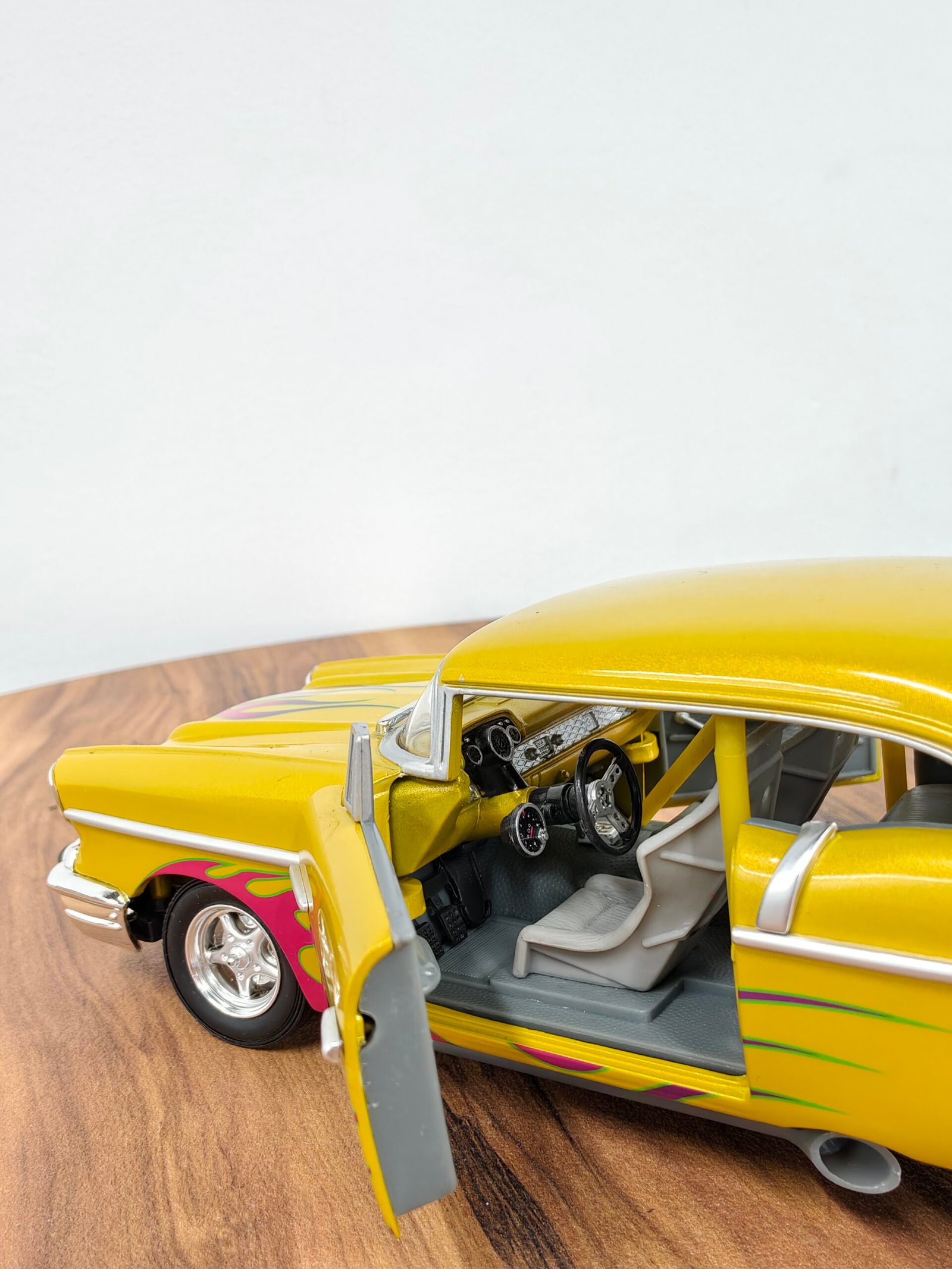Chevrolet Custom â57 Chevy Yellow With Flames 1:18 Hot Wheels - Image 6