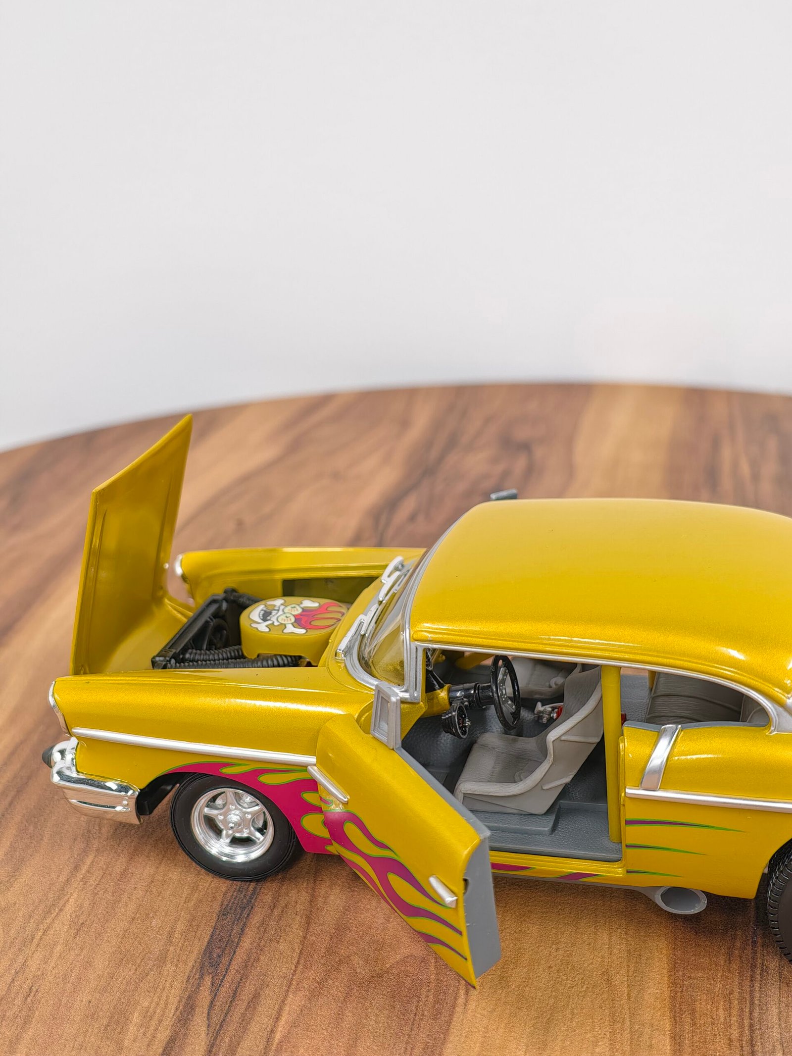 Chevrolet Custom â57 Chevy Yellow With Flames 1:18 Hot Wheels - Image 7