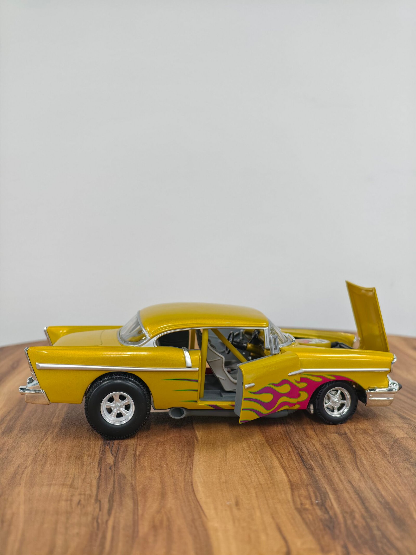 Chevrolet Custom â57 Chevy Yellow With Flames 1:18 Hot Wheels - Image 8