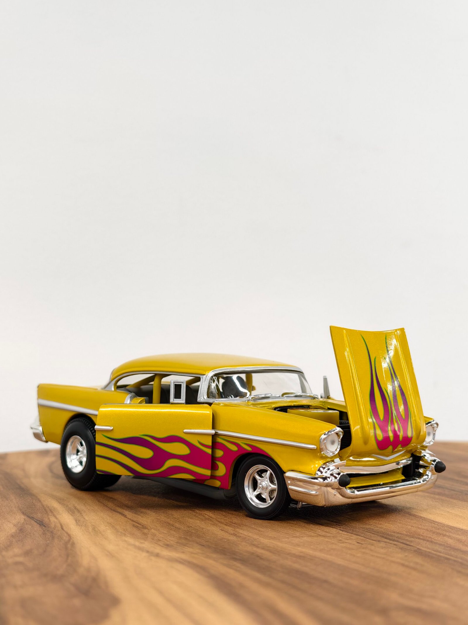 Chevrolet Custom â57 Chevy Yellow With Flames 1:18 Hot Wheels - Image 9