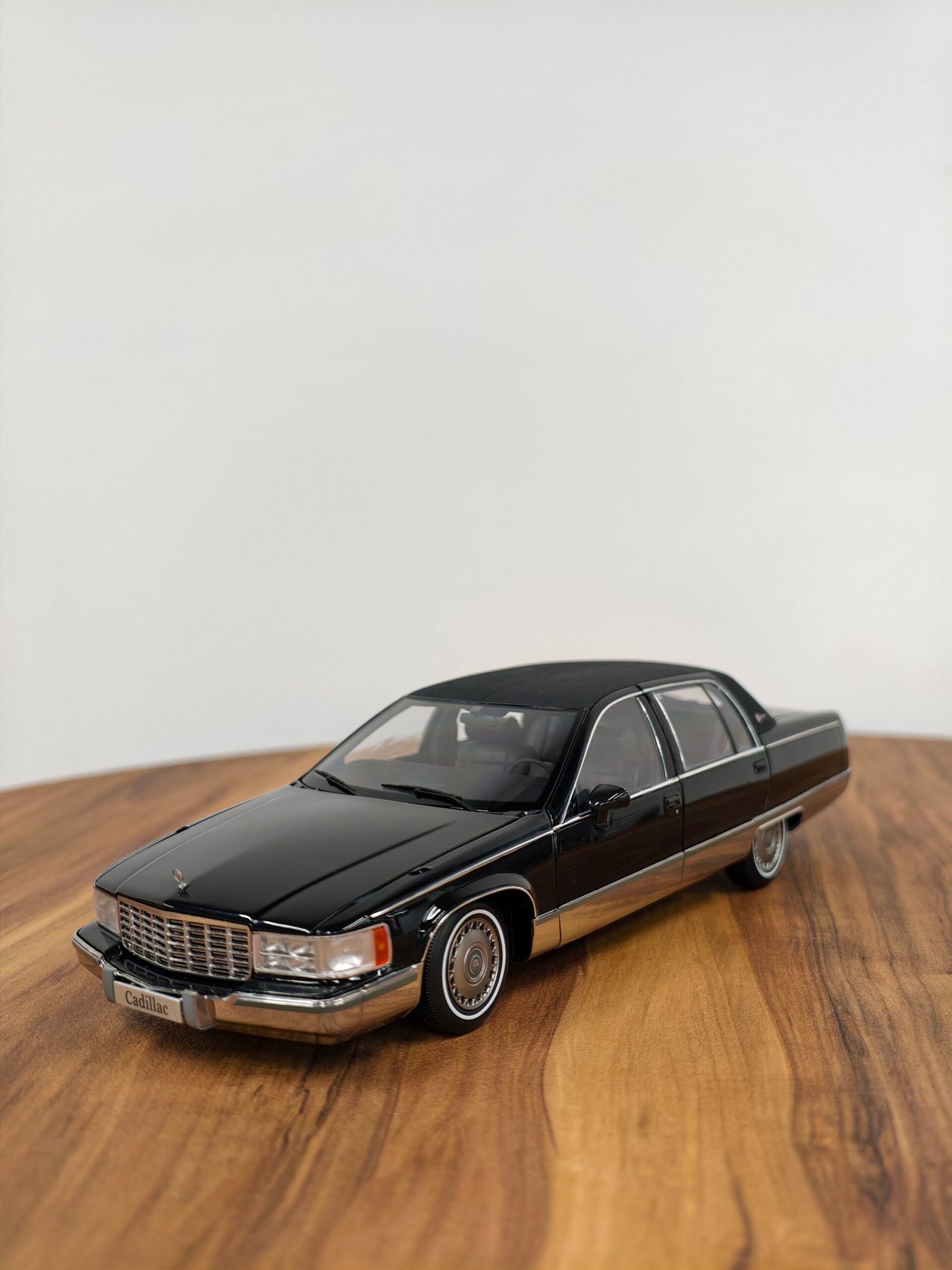 Dealer Edition Cadillac Fleetwood Brougham 1992-1994 Diecast Edition 1:18 - Image 2