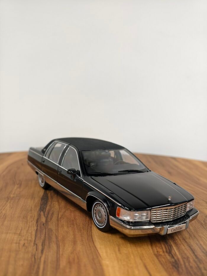 Dealer Edition Cadillac Fleetwood Brougham 1992-1994 Diecast Edition 1:18 - Image 3