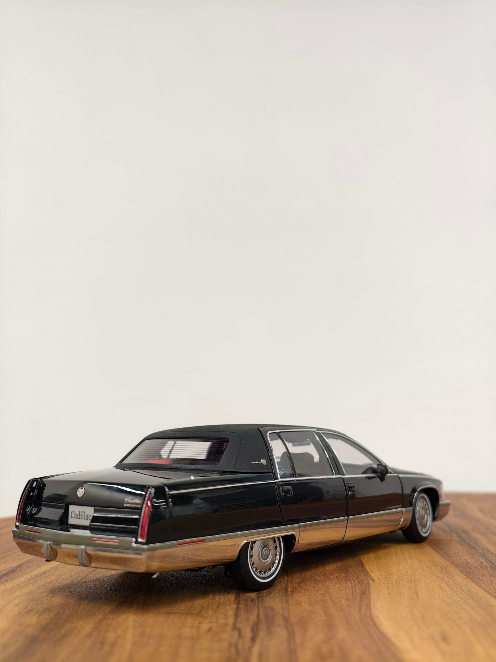 Dealer Edition Cadillac Fleetwood Brougham 1992-1994 Diecast Edition 1:18 - Image 5
