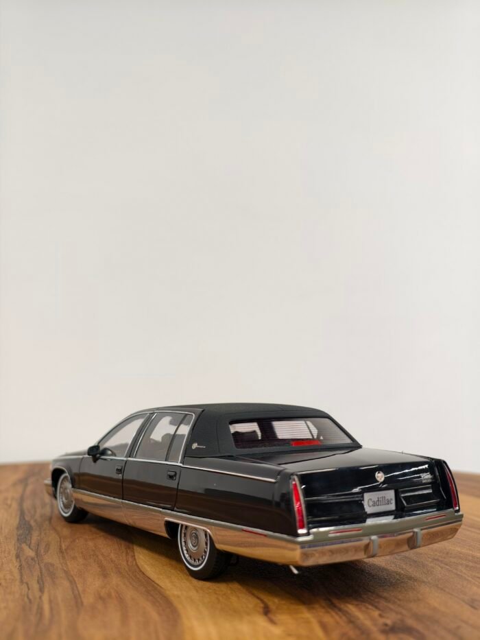 Dealer Edition Cadillac Fleetwood Brougham 1992-1994 Diecast Edition 1:18 - Image 6