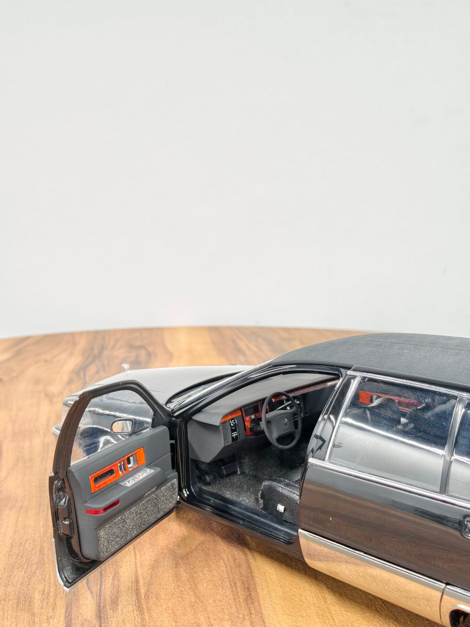 Dealer Edition Cadillac Fleetwood Brougham 1992-1994 Diecast Edition 1:18 - Image 7