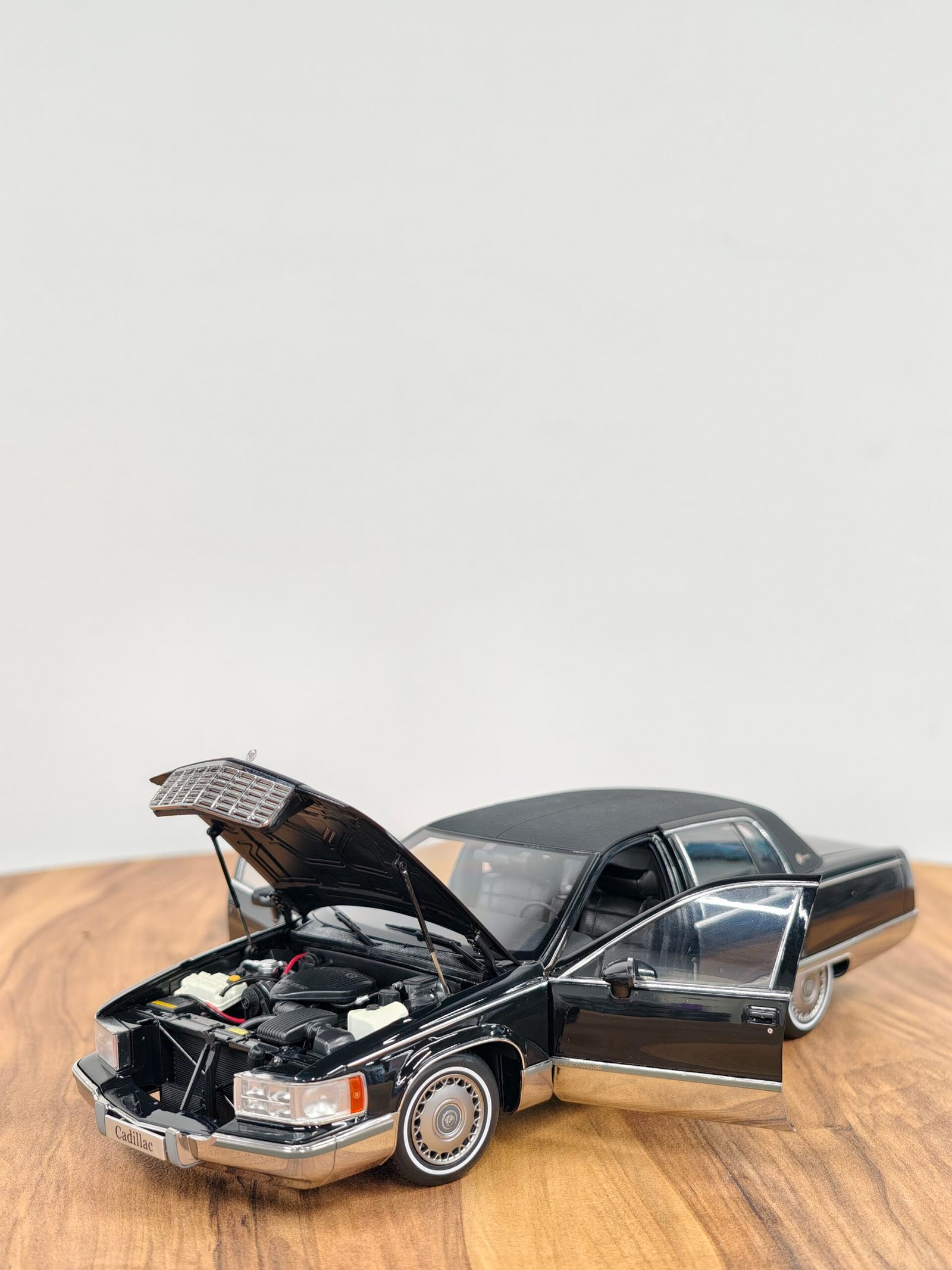 Dealer Edition Cadillac Fleetwood Brougham 1992-1994 Diecast Edition 1:18 - Image 8