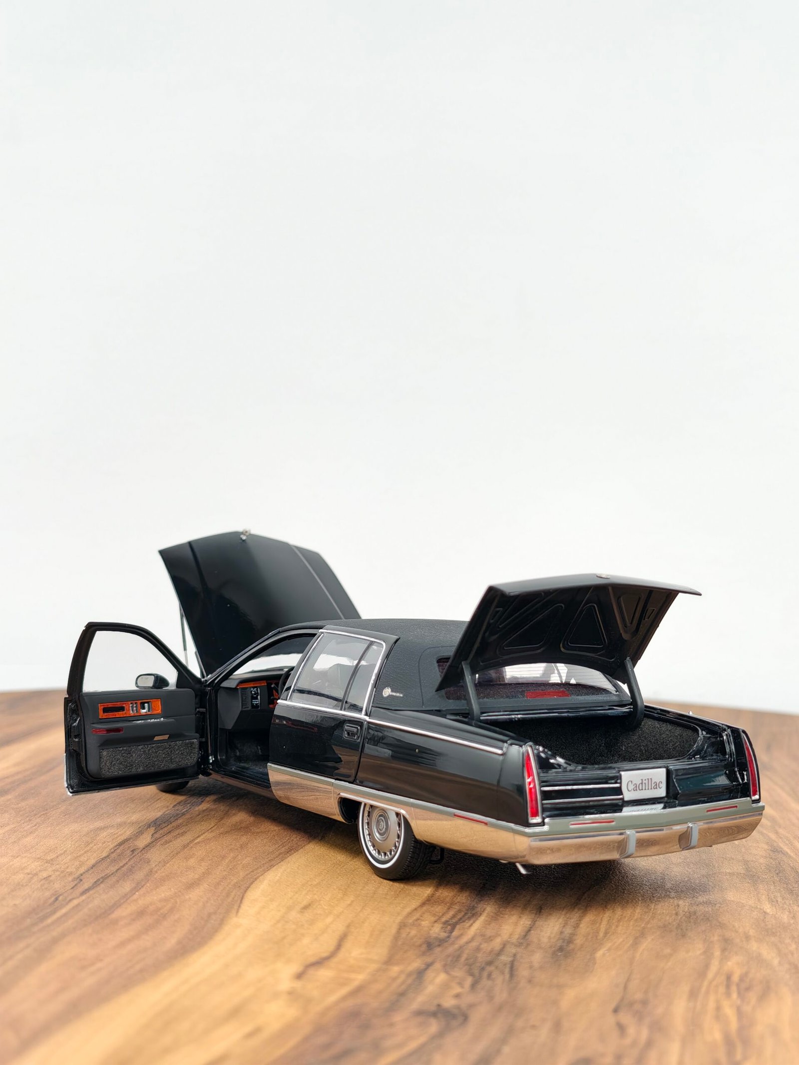 Dealer Edition Cadillac Fleetwood Brougham 1992-1994 Diecast Edition 1:18 - Image 9