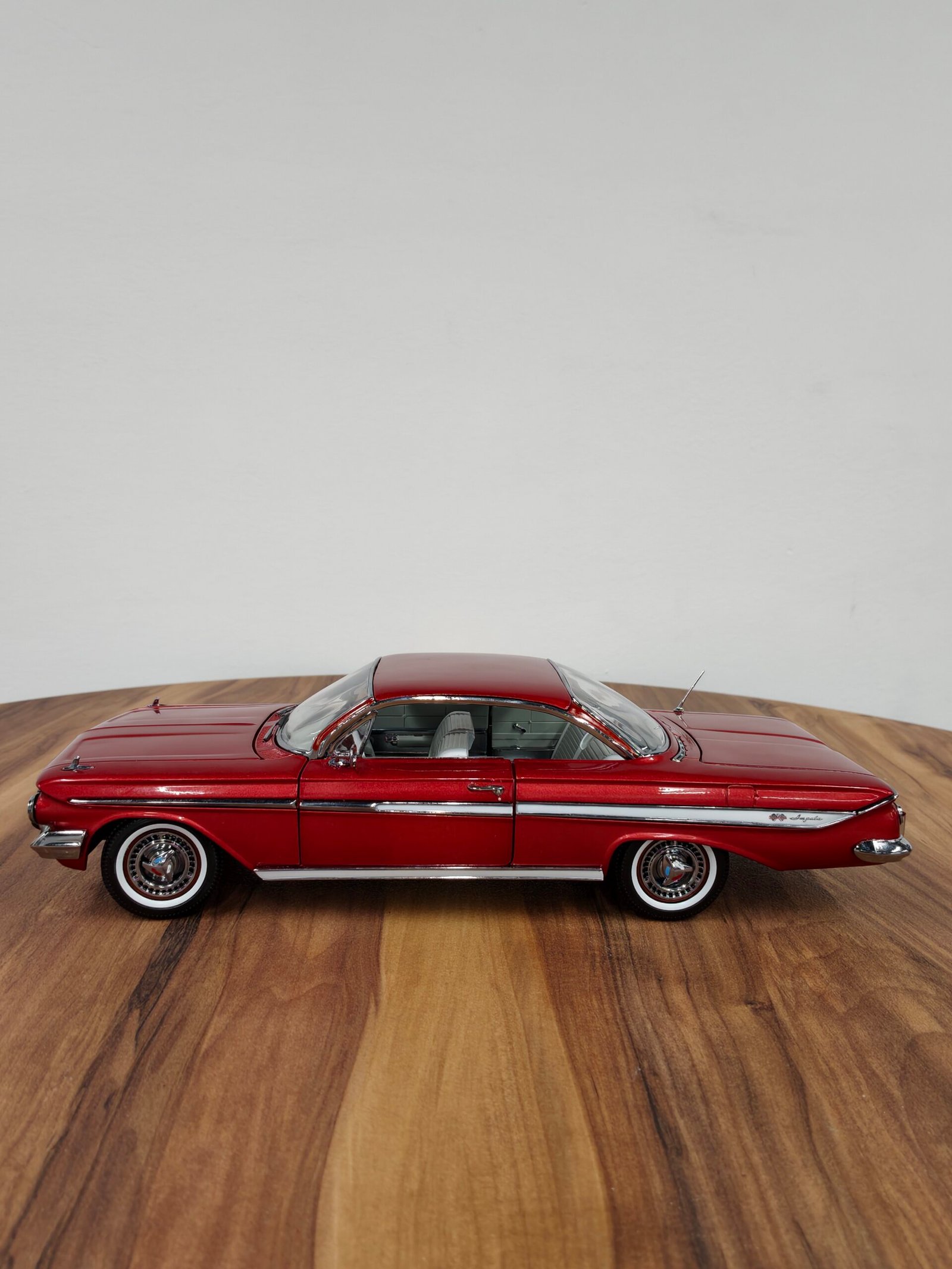 Chevrolet Impala Sport Coupe 1961 red 1:18 Sunstar - Image 9