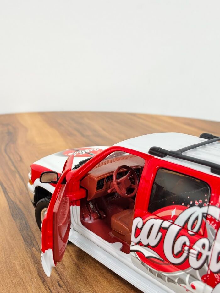 2000 Chevry Suburban Coca-Cola 1:18 - Image 4