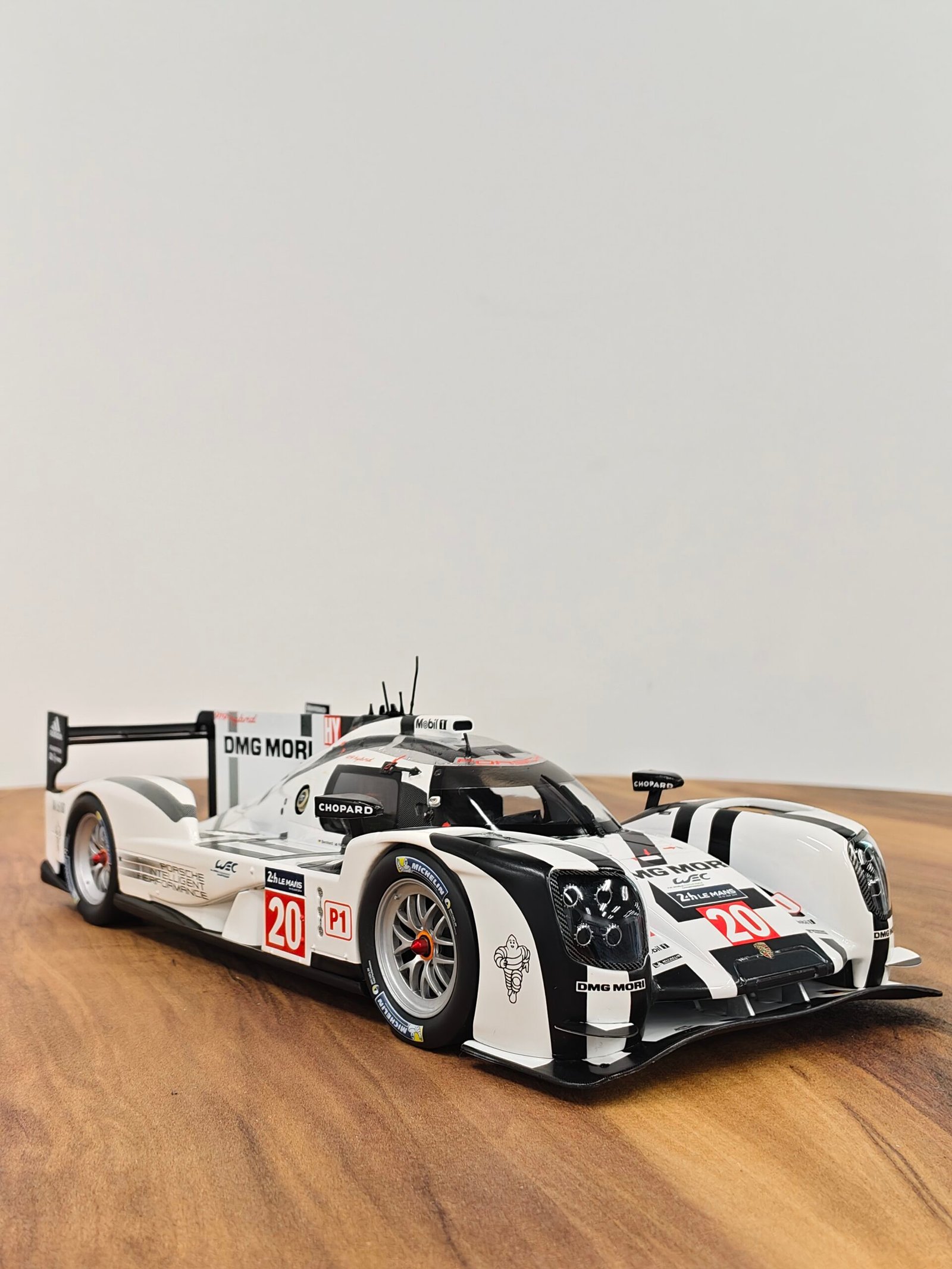 Porsche 911 Hybird #20 24h Lemans 2014 White 1:18 - Image 3