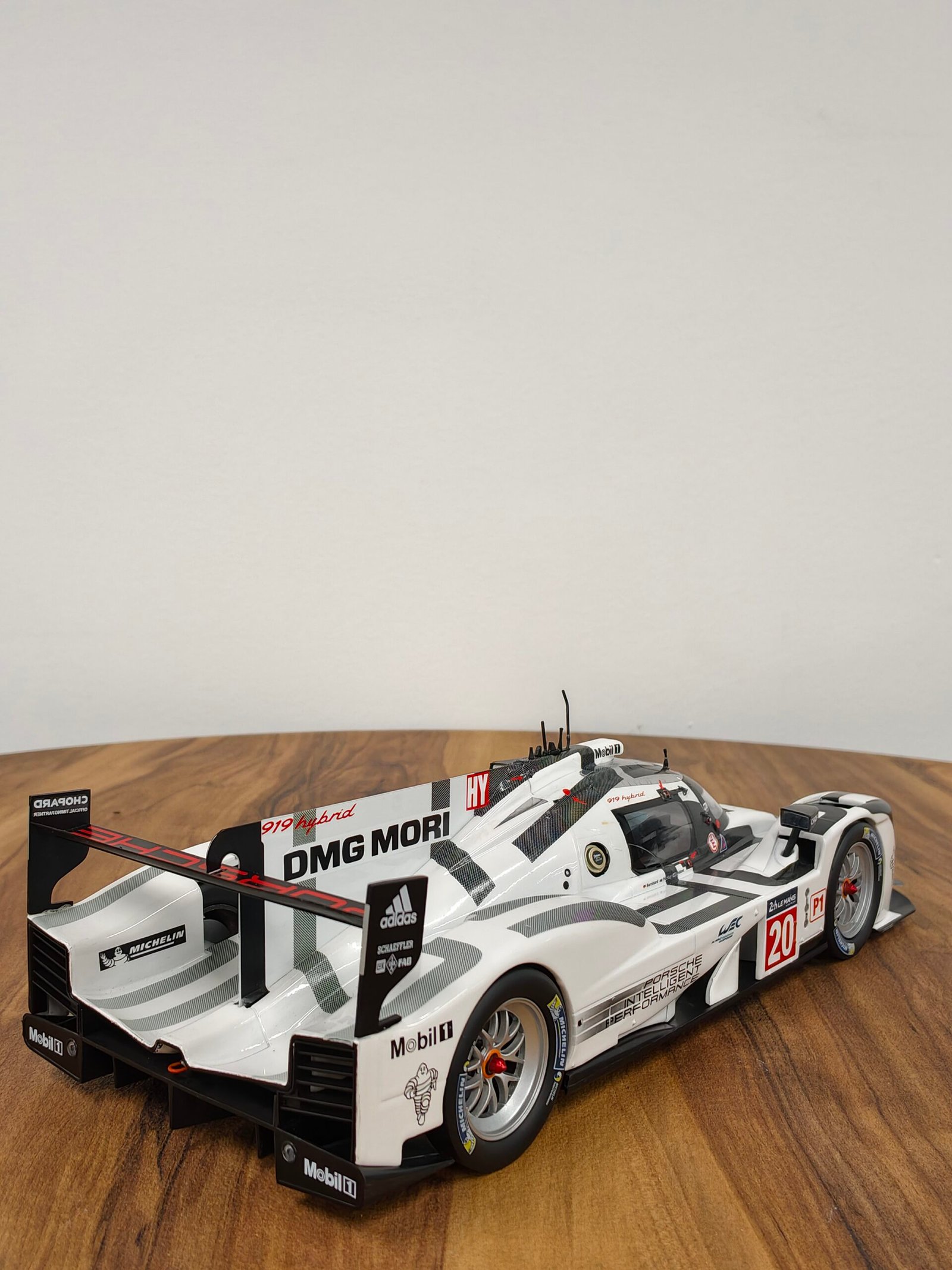 Porsche 911 Hybird #20 24h Lemans 2014 White 1:18 - Image 2