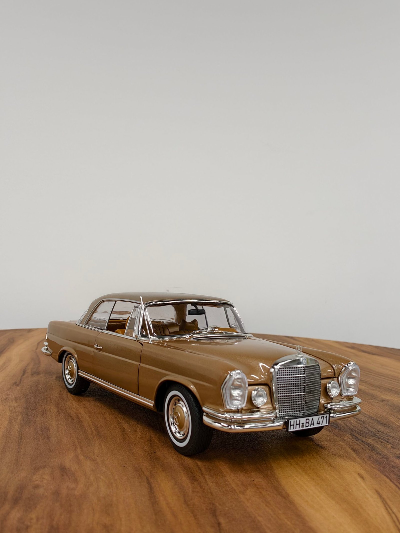 Mercedes Benz 250 SE Coupe 1:18 Gold - Image 2