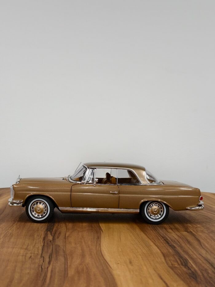 Mercedes Benz 250 SE Coupe 1:18 Gold - Image 3