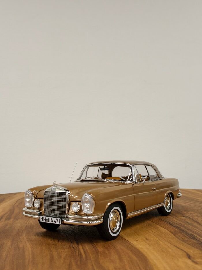 Mercedes Benz 250 SE Coupe 1:18 Gold