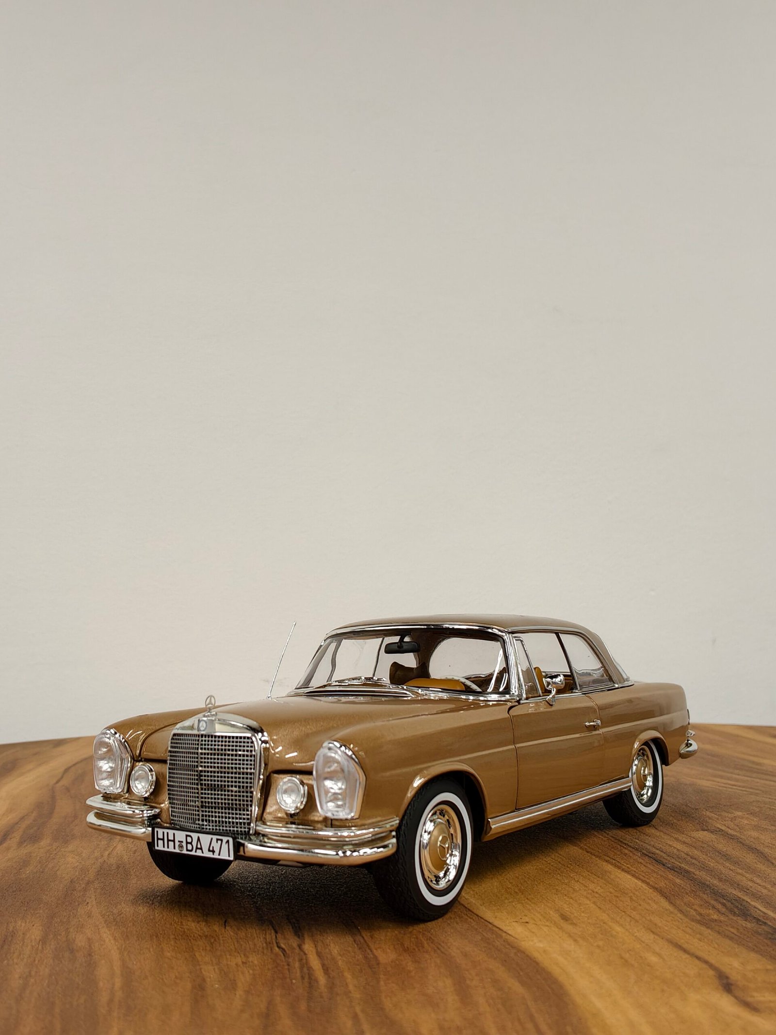 Mercedes Benz 250 SE Coupe 1:18 Gold