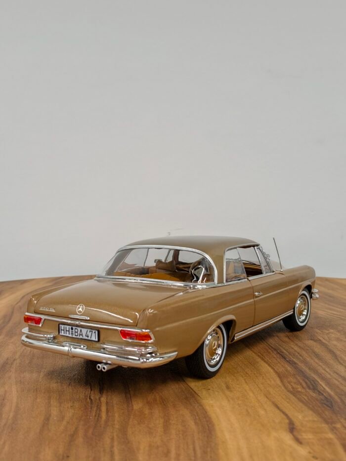 Mercedes Benz 250 SE Coupe 1:18 Gold - Image 4