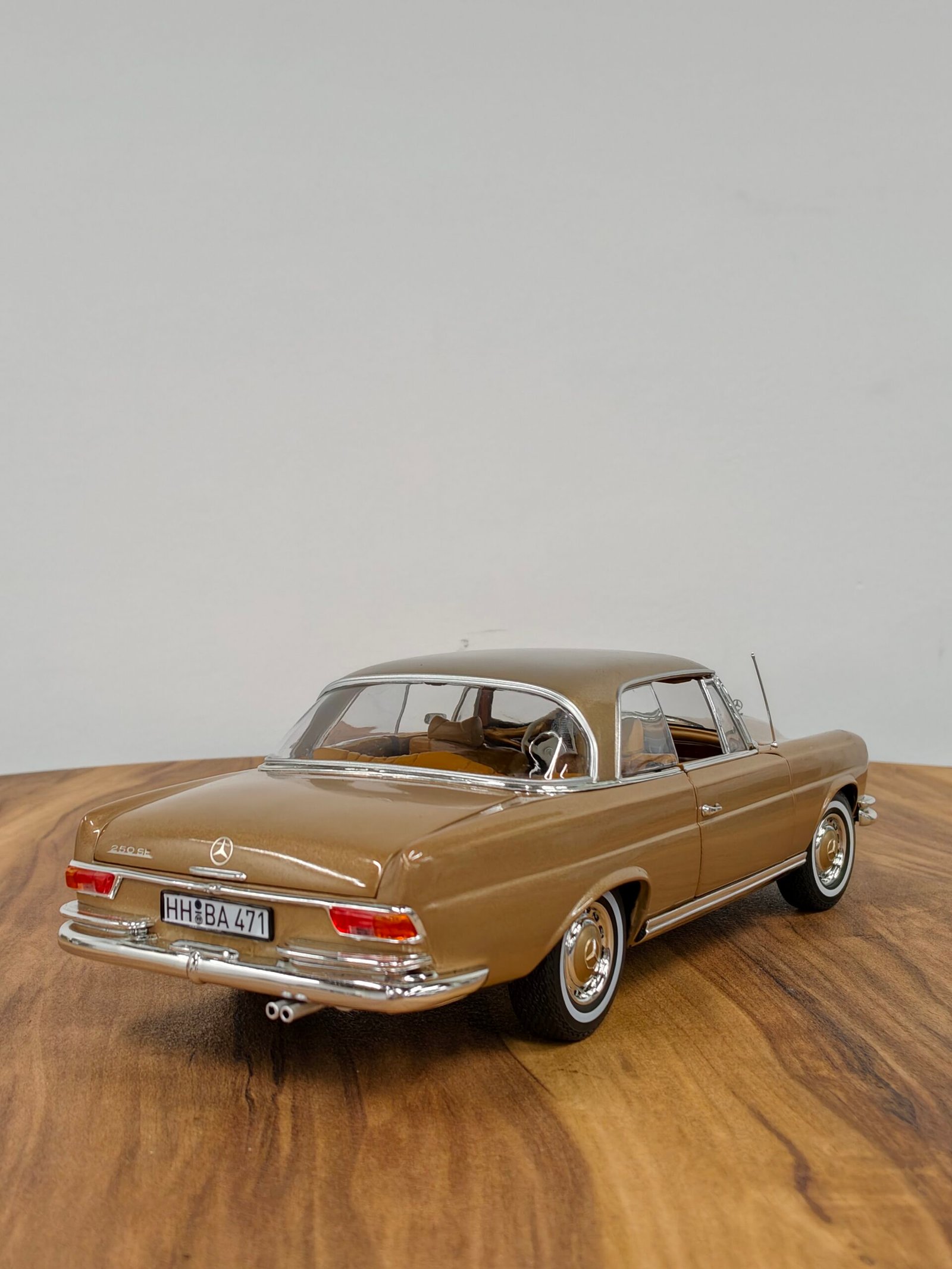 Mercedes Benz 250 SE Coupe 1:18 Gold - Image 4