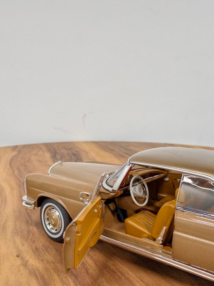 Mercedes Benz 250 SE Coupe 1:18 Gold - Image 6