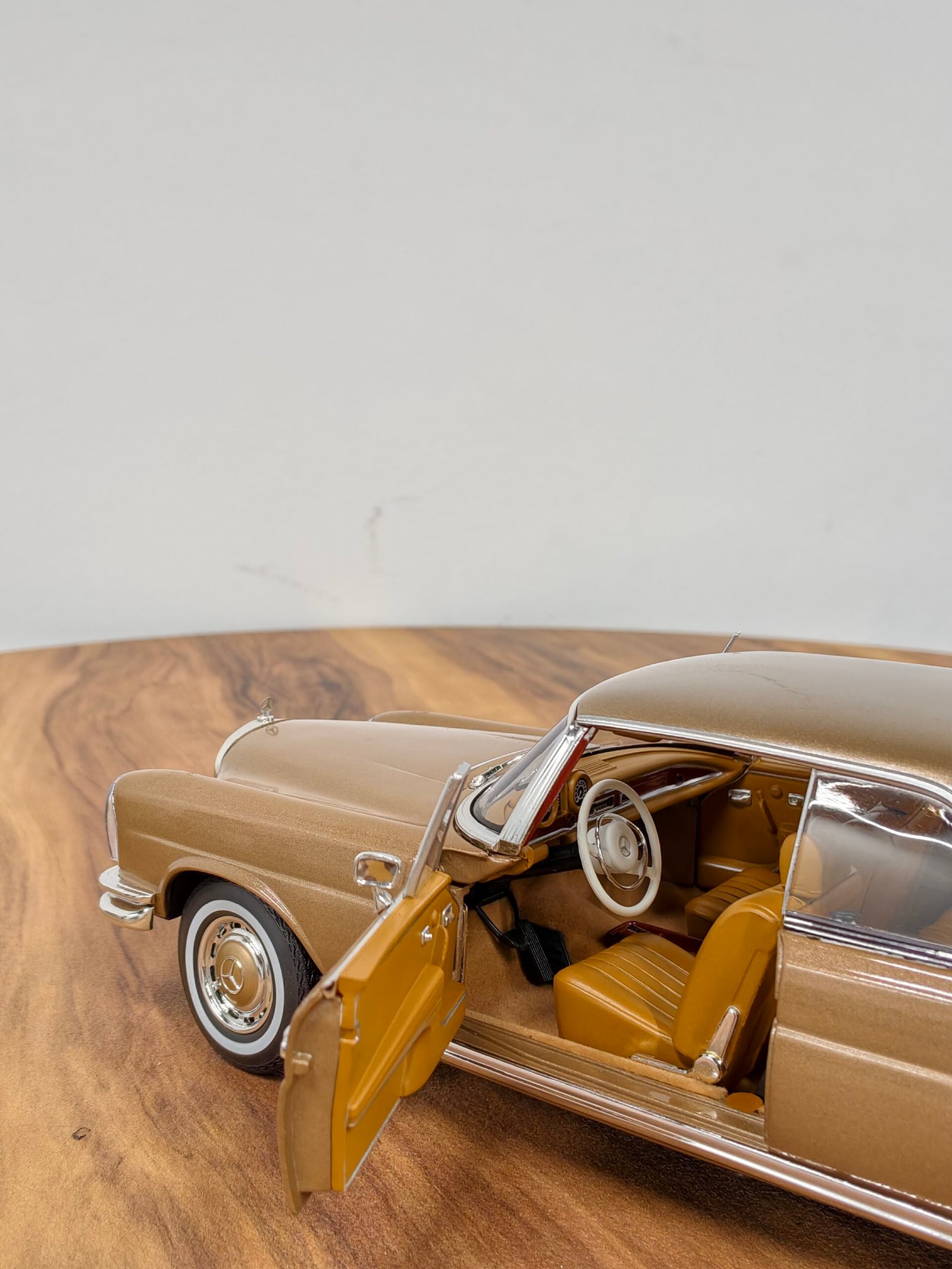Mercedes Benz 250 SE Coupe 1:18 Gold - Image 6