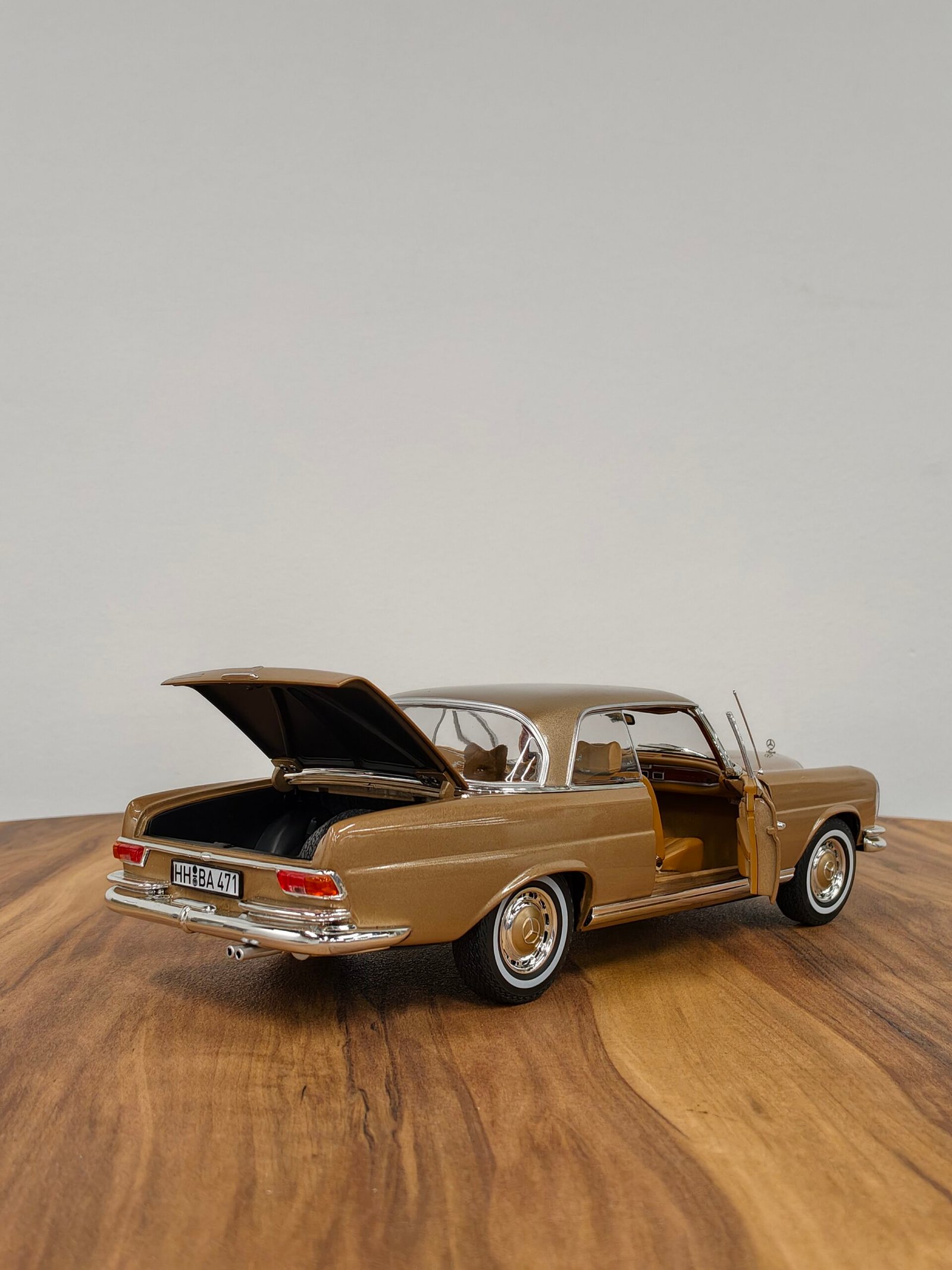 Mercedes Benz 250 SE Coupe 1:18 Gold - Image 7