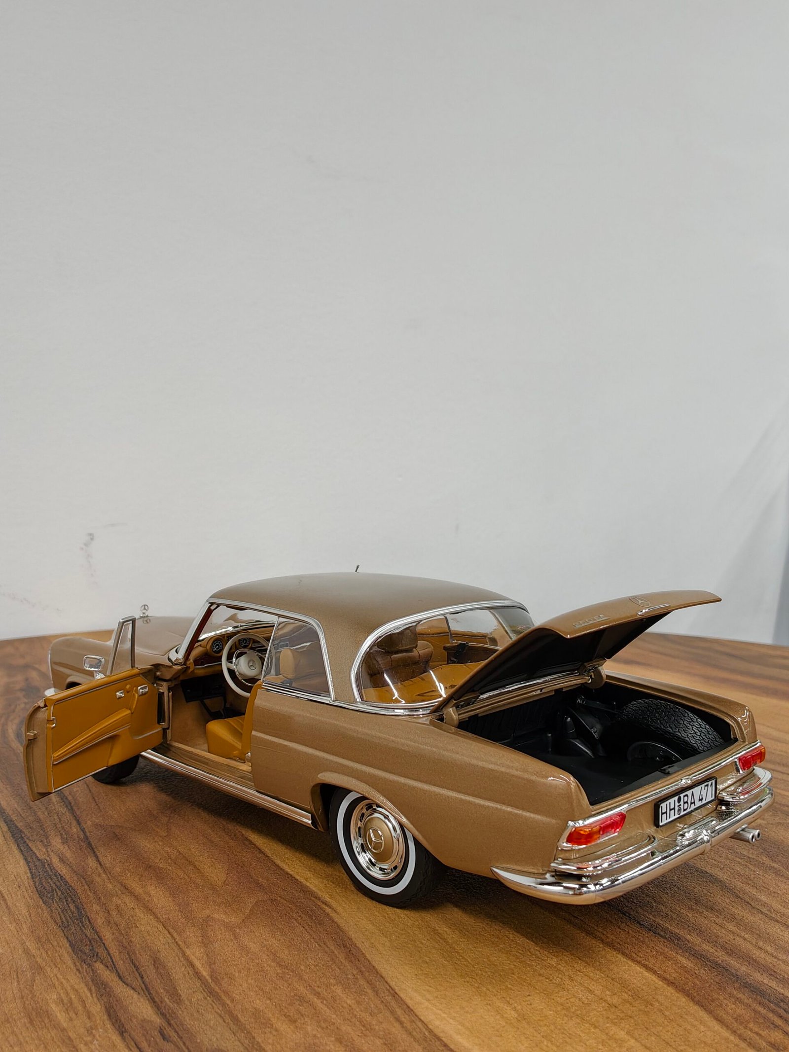 Mercedes Benz 250 SE Coupe 1:18 Gold - Image 8
