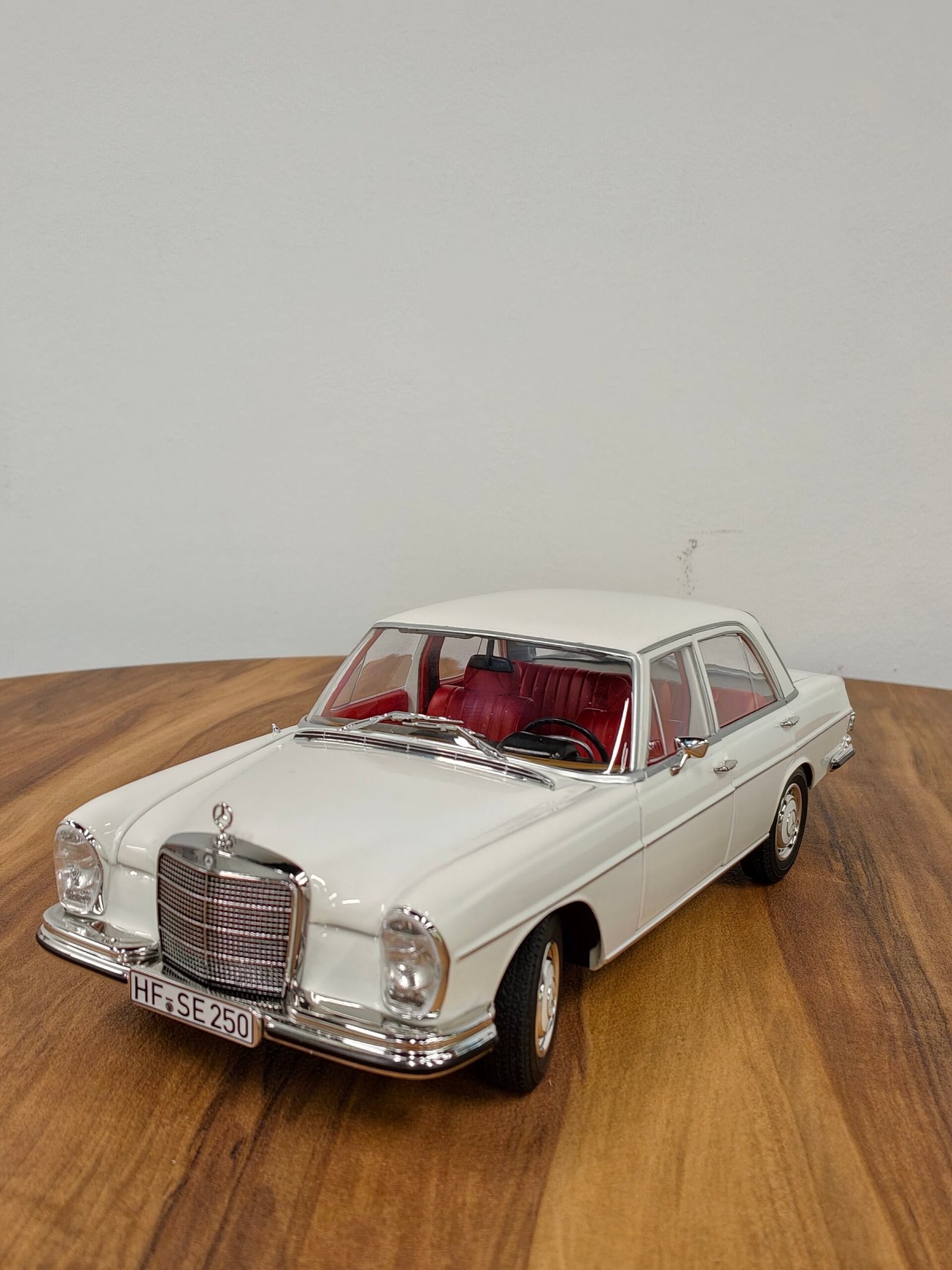 Mercedes-Benz 250 SE 1967 White 1:18